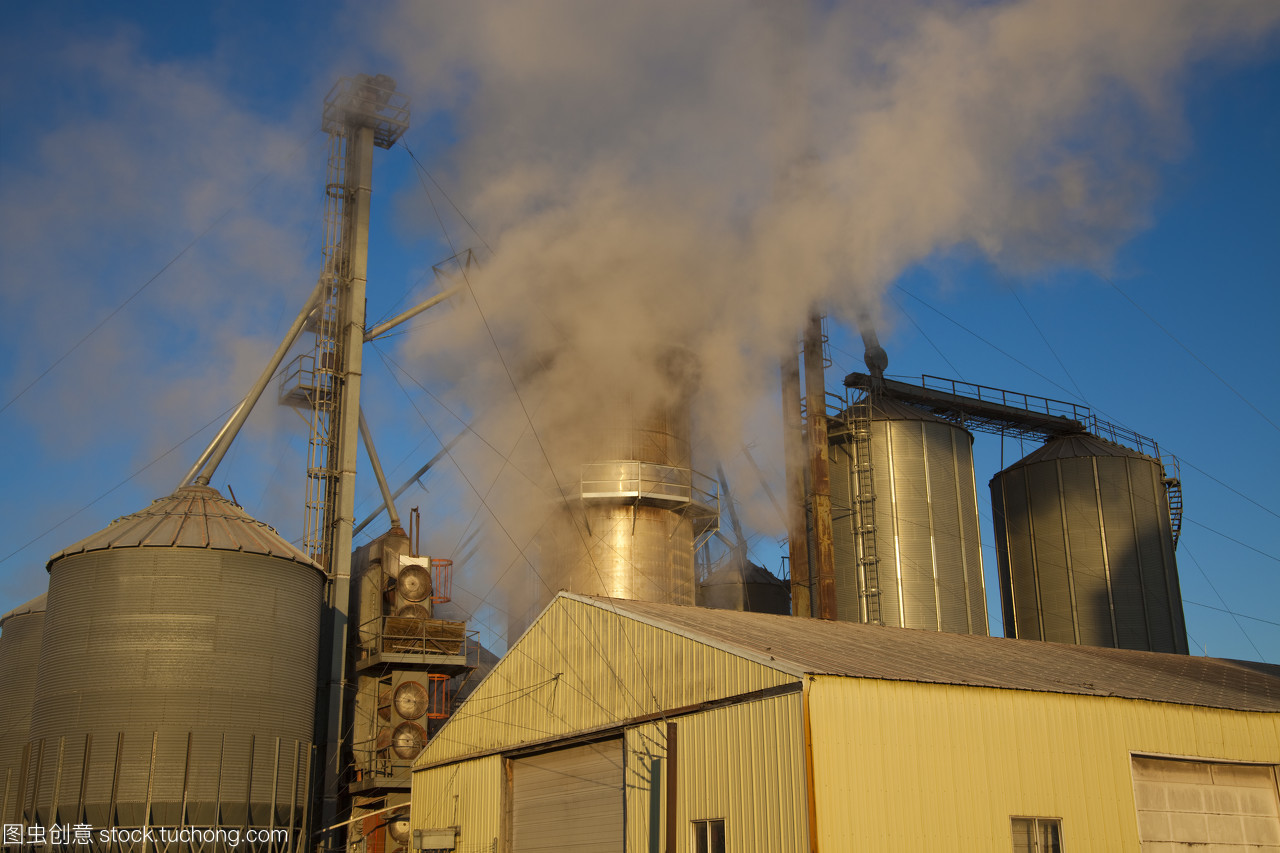 金屬結構制造 工業科技與傳統農業的清晨對話